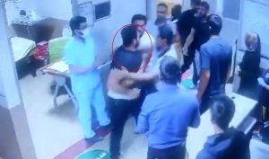Siirt’te röntgeni çekilmediği gerekçesiyle doktora saldırdı