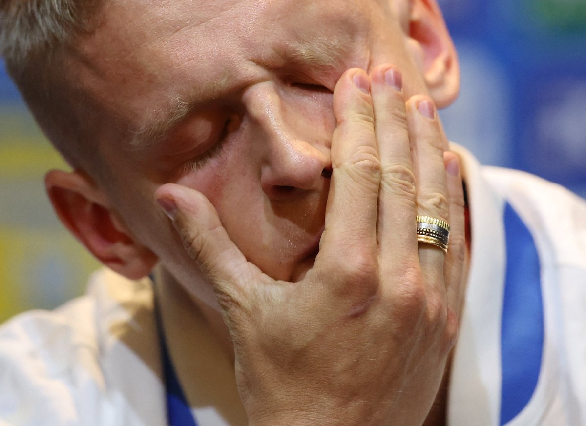 Ukraynalı Oleksandr Zinchenko basın toplantısında gözyaşlarına boğuldu