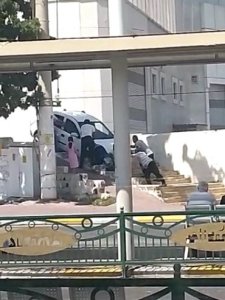 Şanlıurfa’da aracıyla merdivenden inmeye çalışan sürücü kamerada